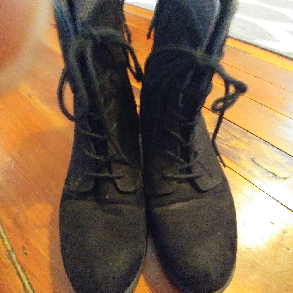 Ladies size 8 black boots one inch heel